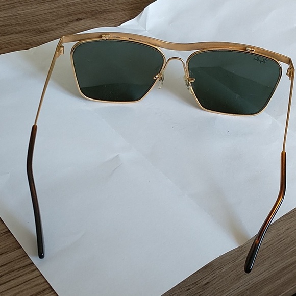 Elegant Ray-Ban Gold Frame Sunglasses - Picture 2 of 4